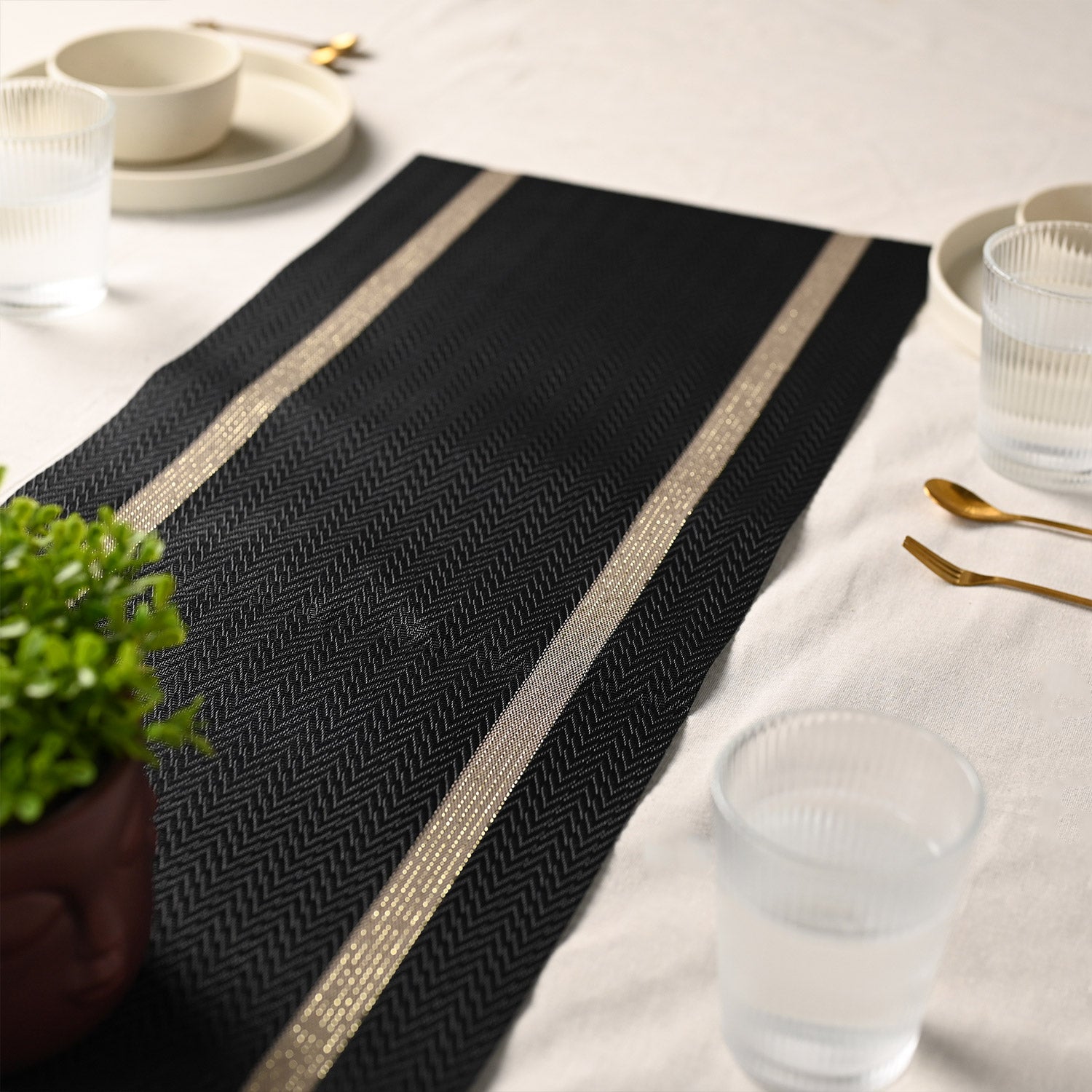 VON CASA Black Table Runner