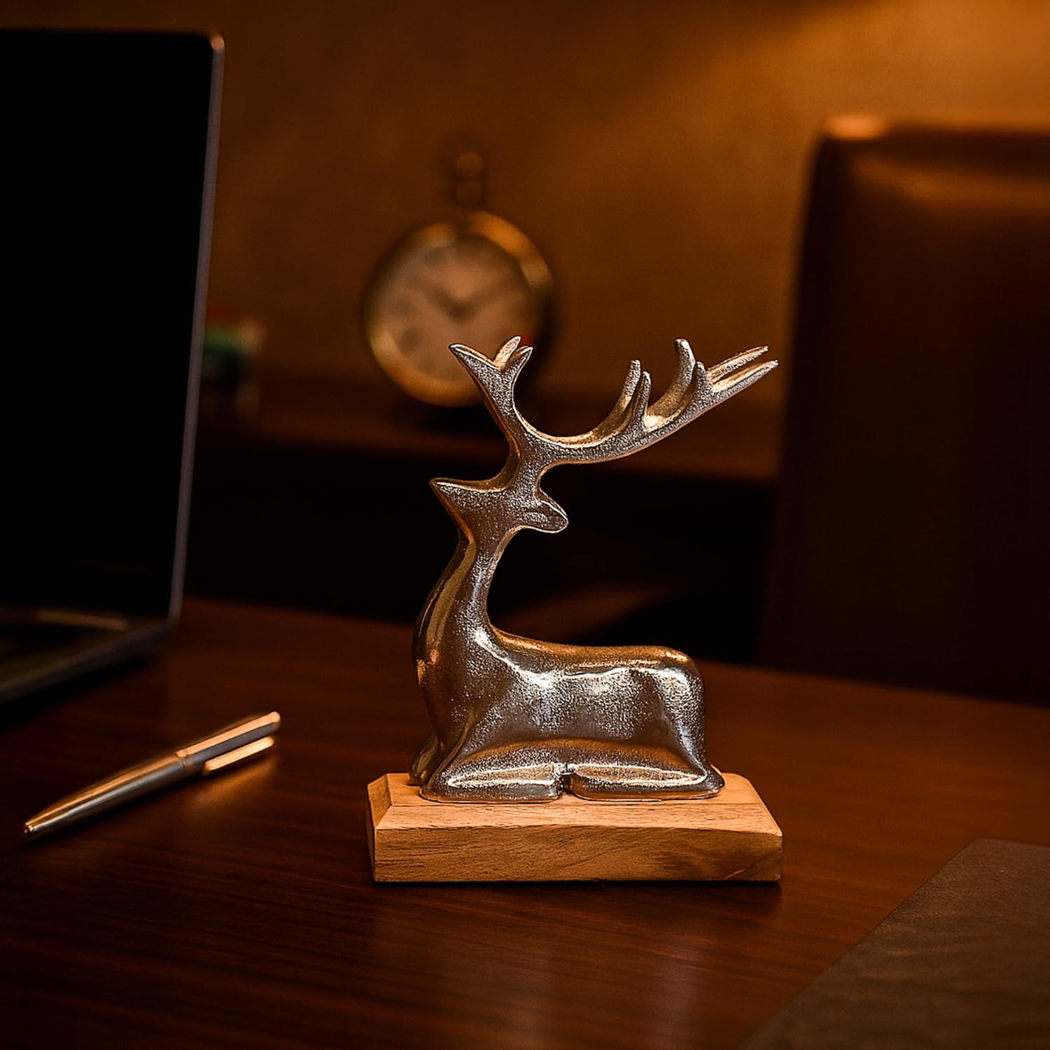 VON CASA Silver Sitting Deer with Wooden Stand