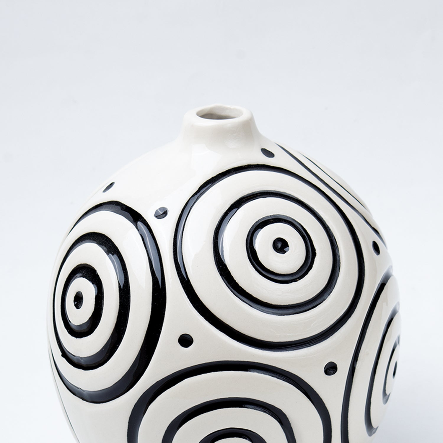 Black & White Ceramic Round Vase - Cuircular Pattern, Flower Holder