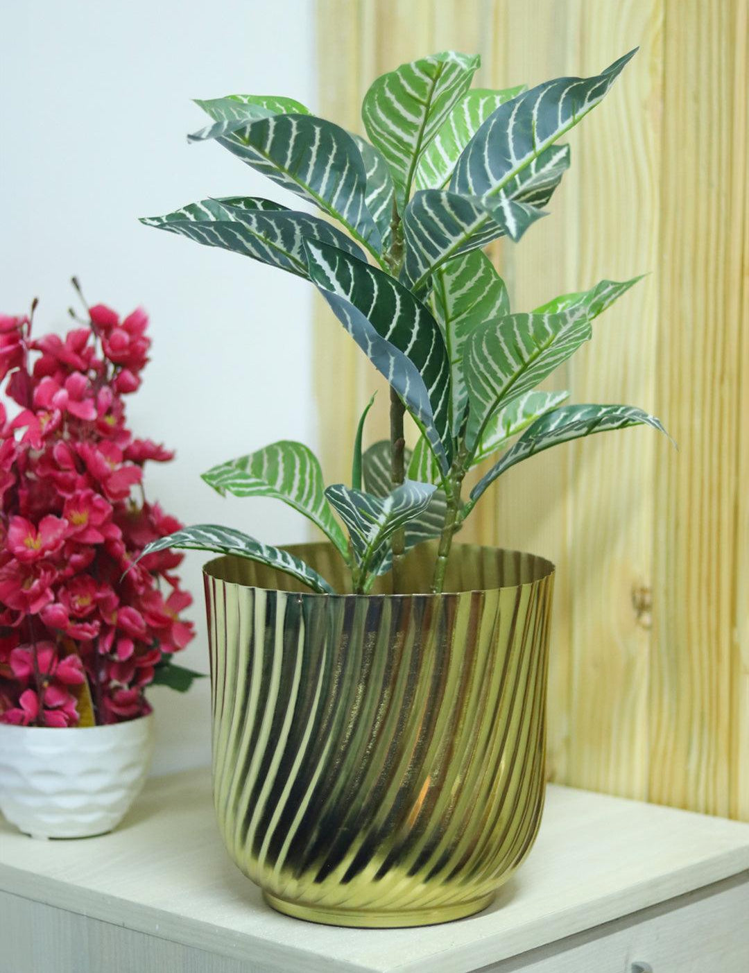 Ribbed Flower Vase - Golden & Metal - MARKET99