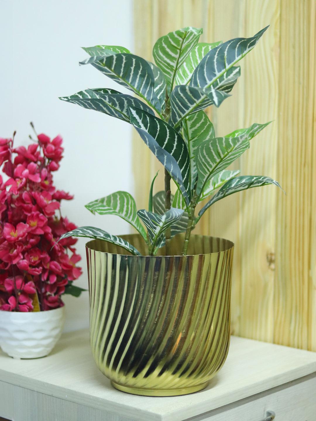 Ribbed Flower Vase - Golden & Metal