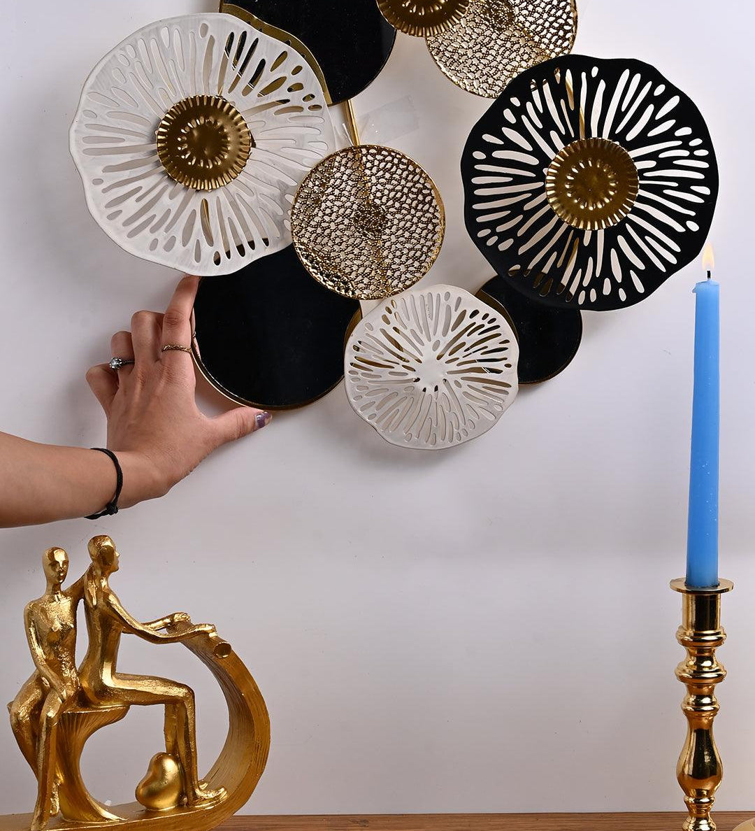 Golden Beauty - Round Wall Plaque - MARKET99