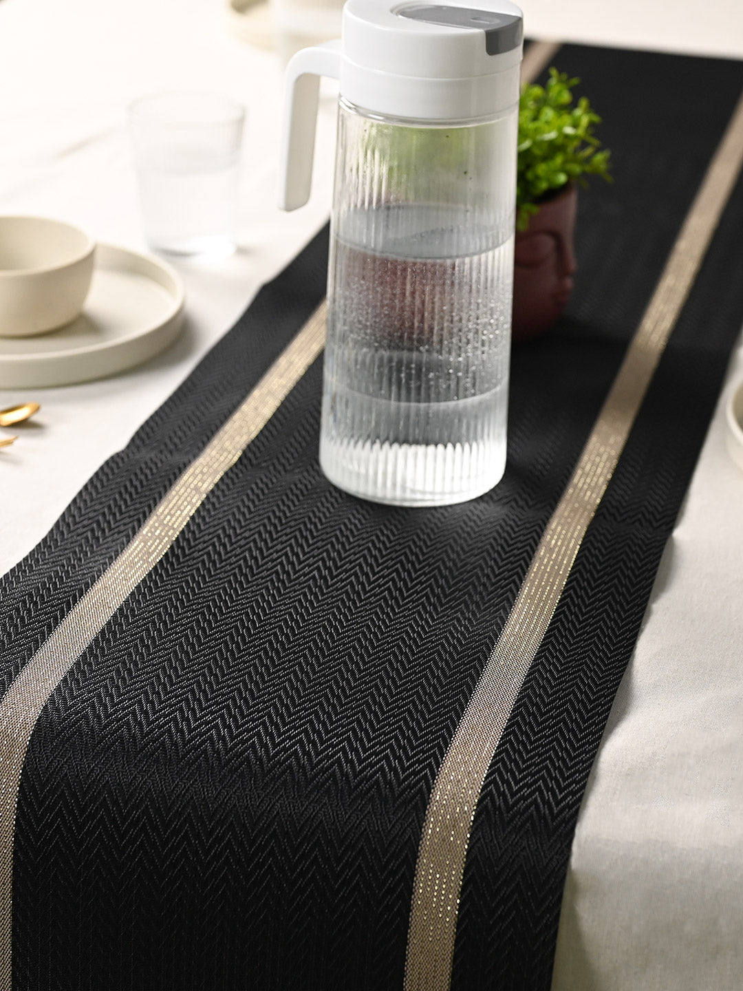 VON CASA Black Table Runner