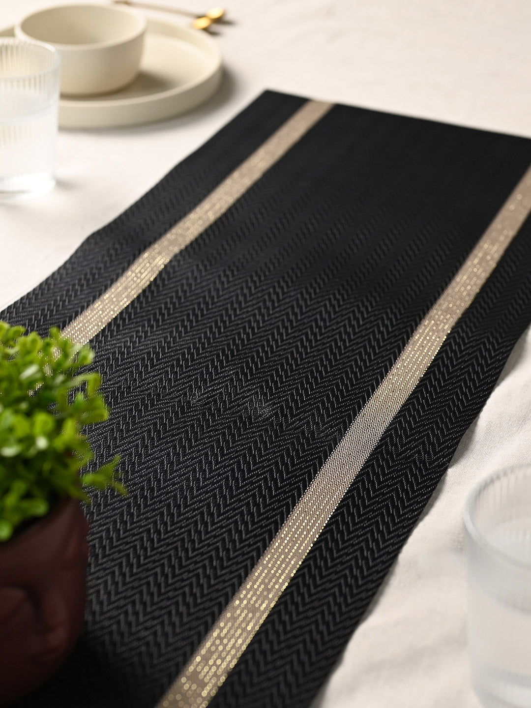 VON CASA Black Table Runner