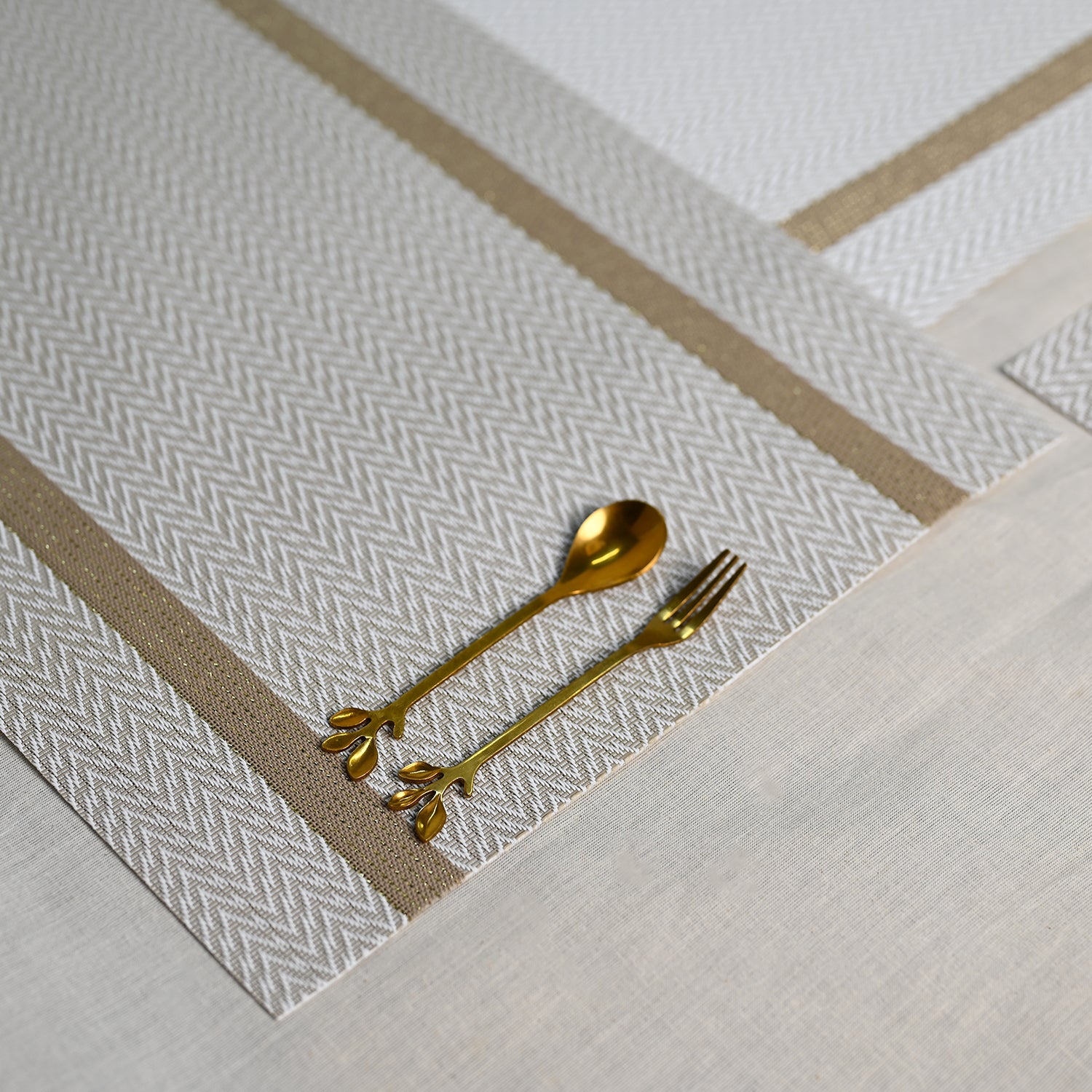 VON CASA White Table Runner with Placement Pack Of 7