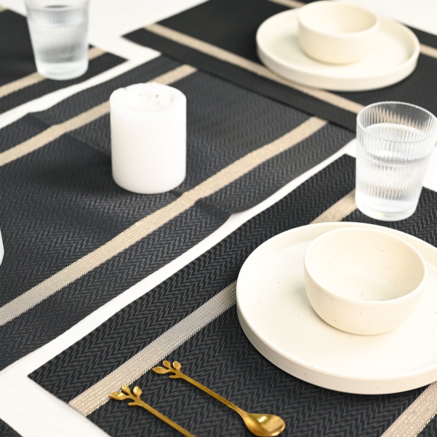 VON CASA Black Table Runner with Placement Pack Of 7