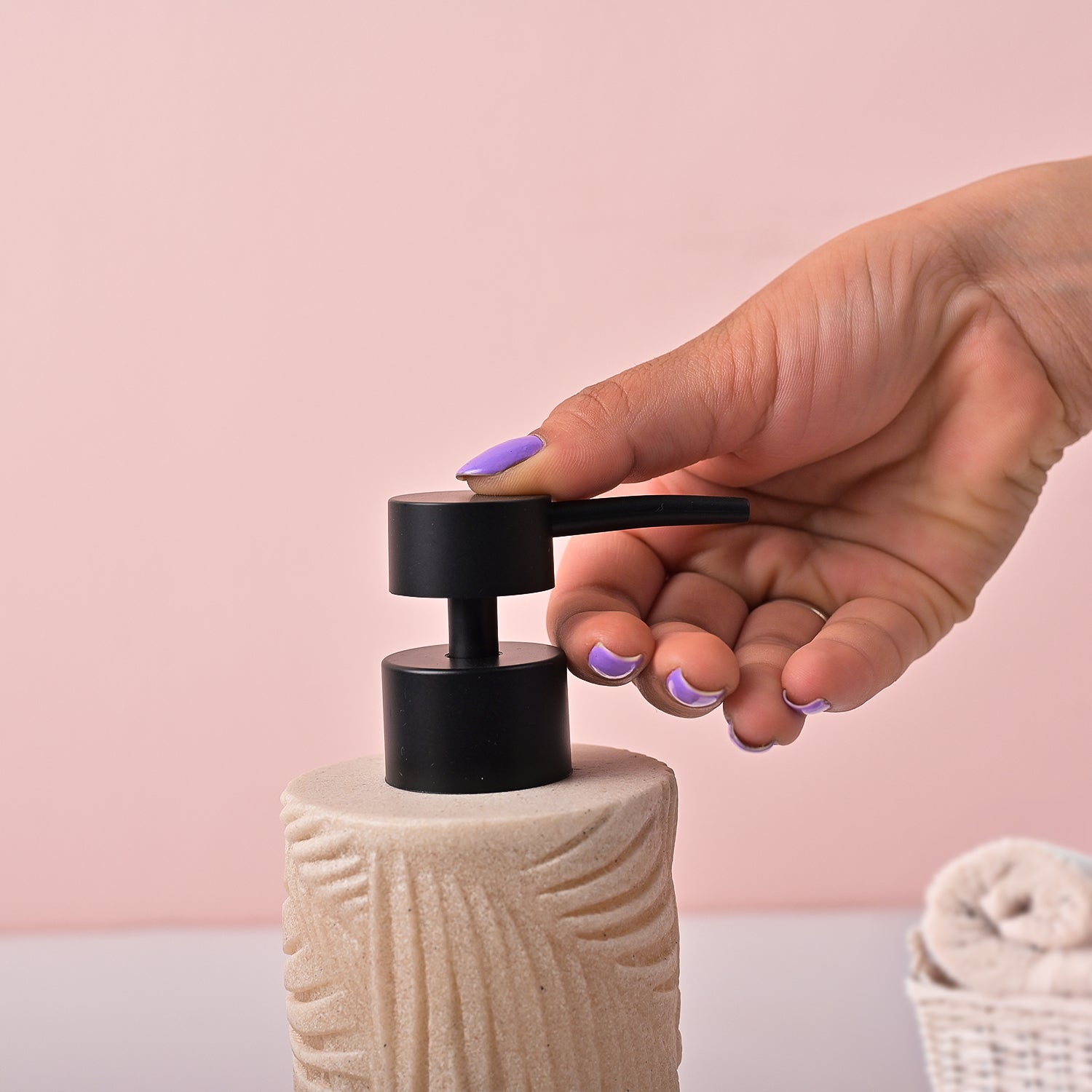 VON CASA Off-White & Black Polyresin Soap Dispenser