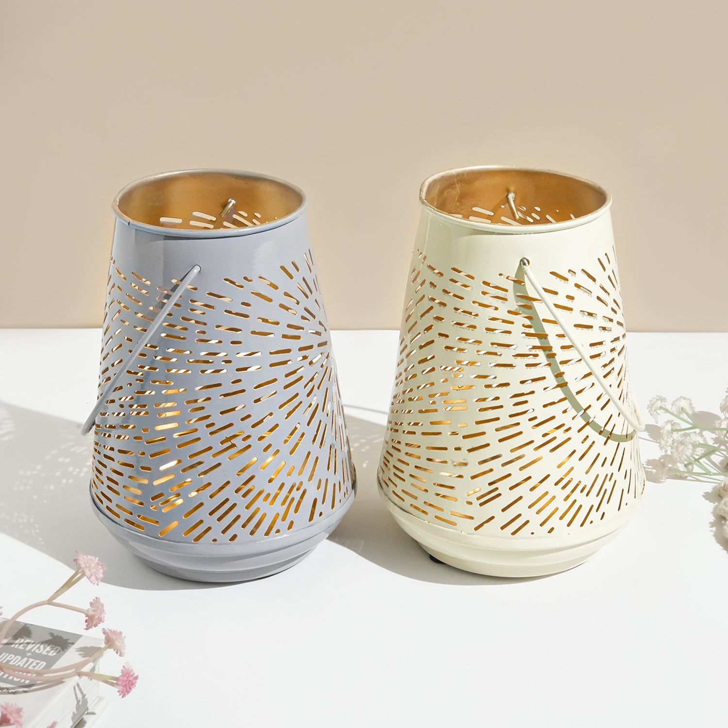 VON CASA Set of 2 Off-White & Grey T-Lite Holders – Rays Etching Design