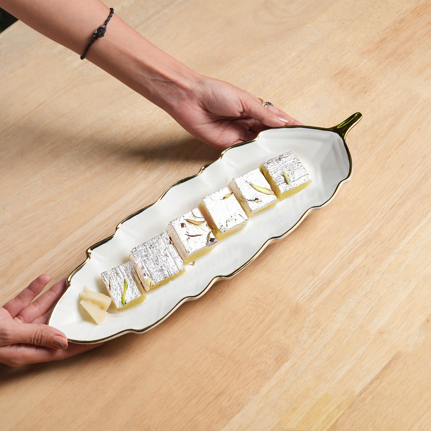 VON CASA Scalloped Ceramic Leaf Dish