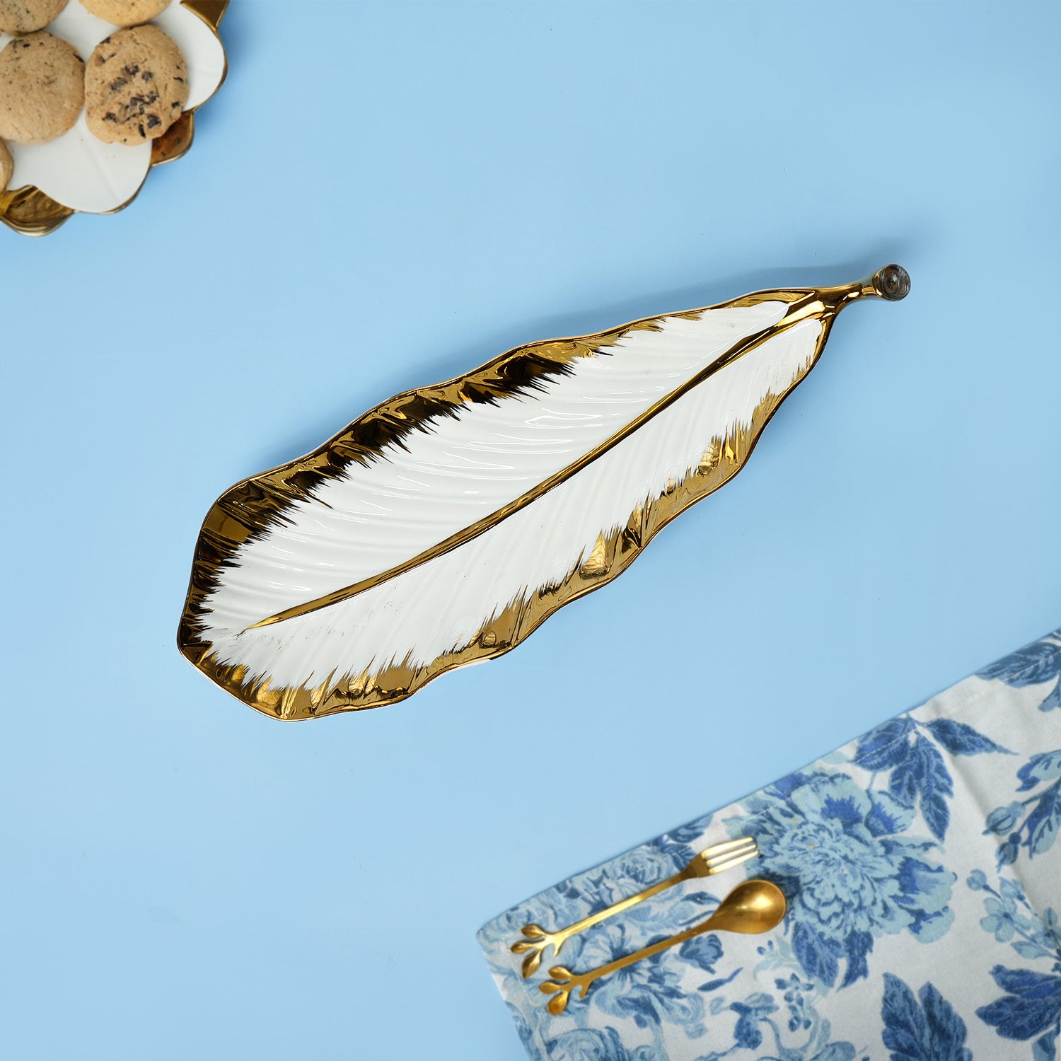 VON CASA Scalloped White Ceramic Leaf Dish