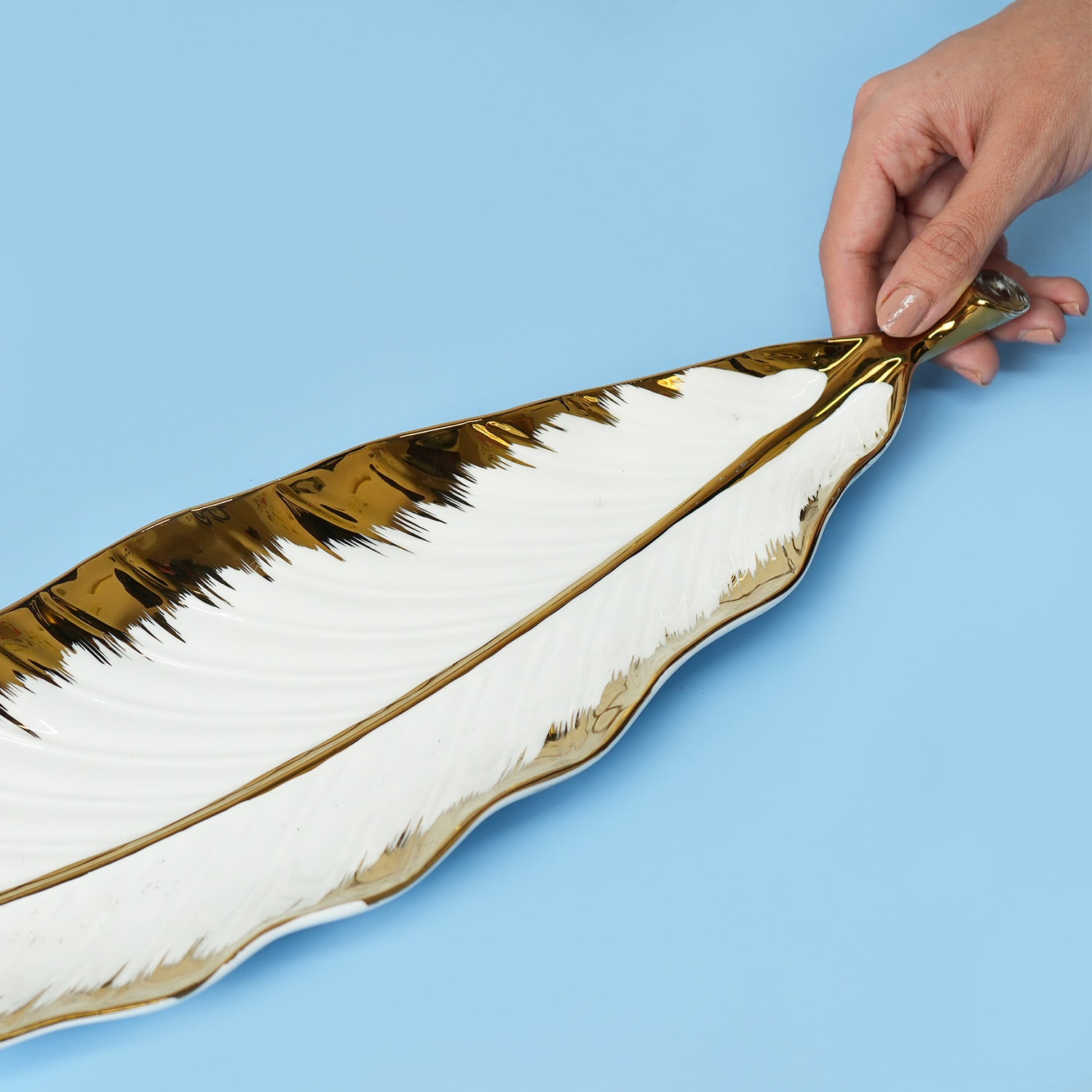 VON CASA Scalloped White Ceramic Leaf Dish
