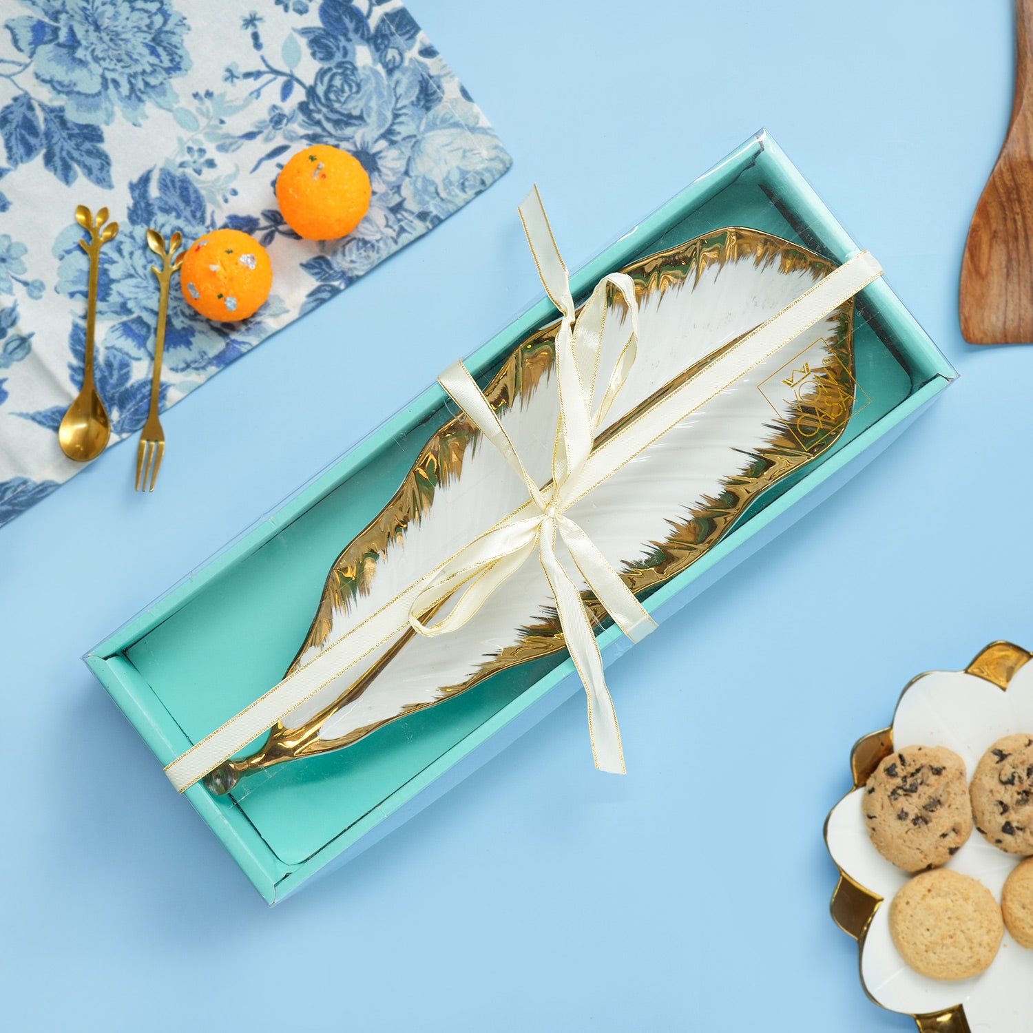 VON CASA Scalloped White Ceramic Leaf Dish