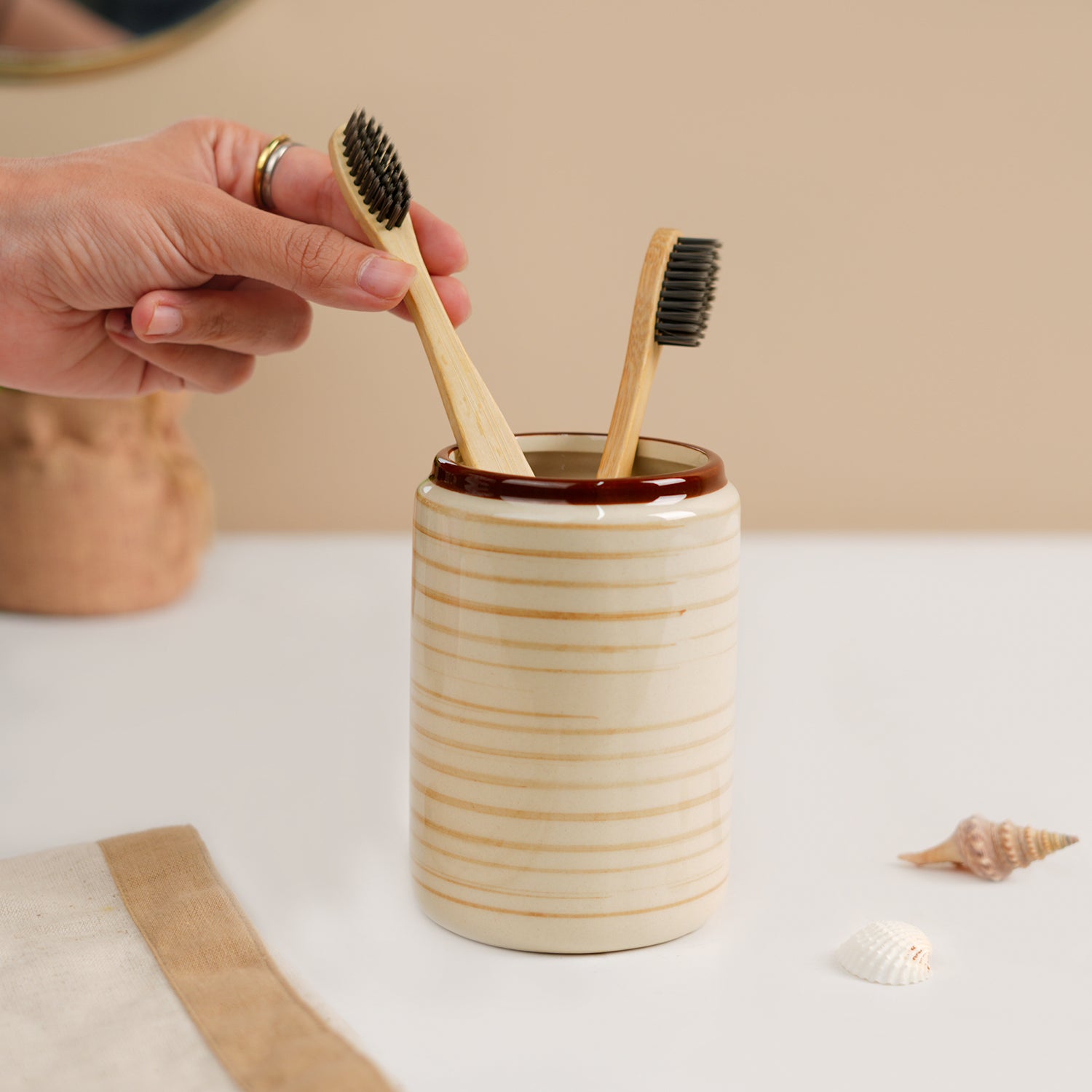 VON CASA Fine-Lined Ceramic Tooth Brush Holder (White & Brown)