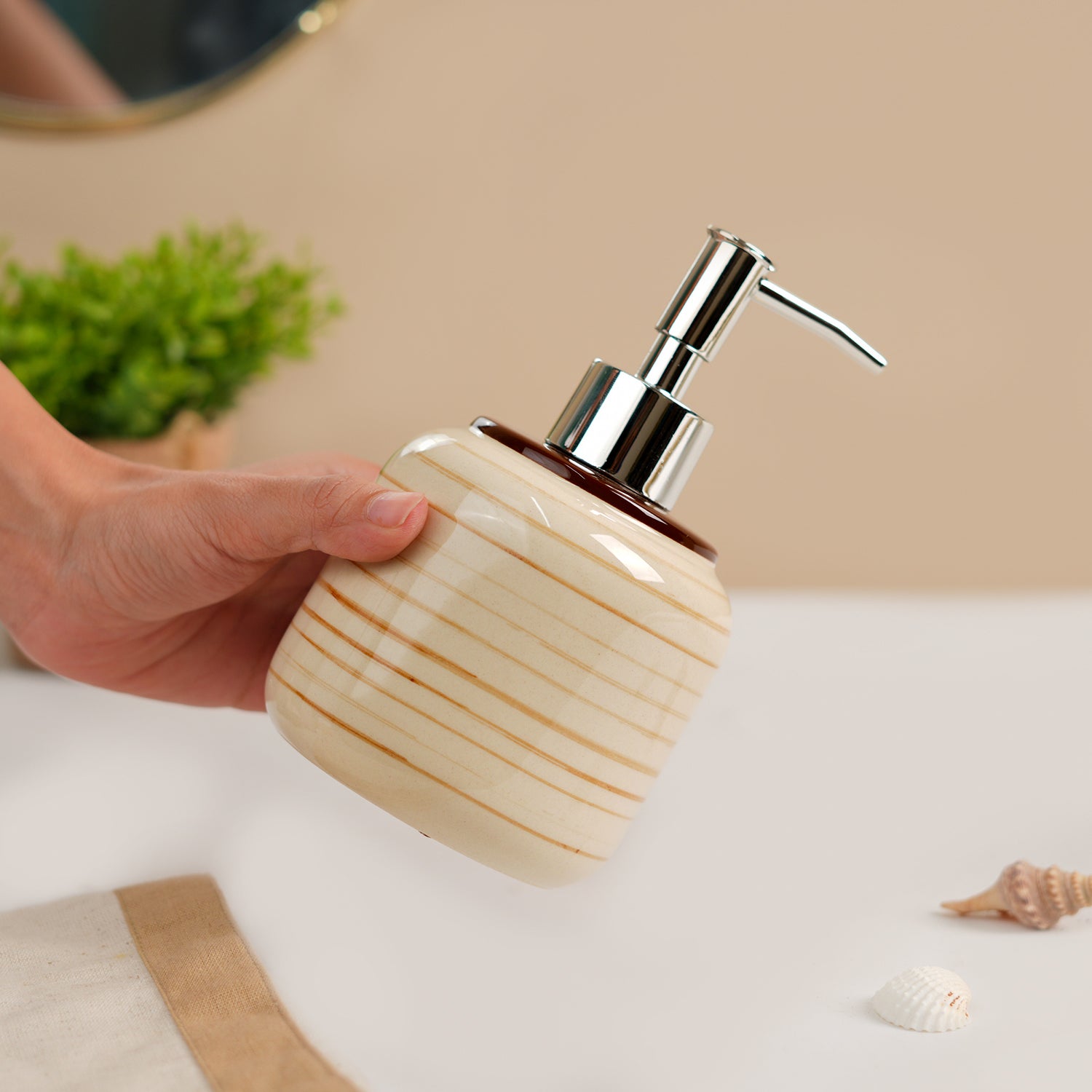 VON CASA Fine-Lined Ceramic Bathroom Set (Set Of 2)