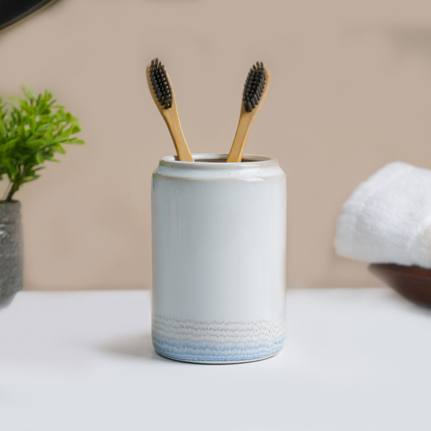 VON CASA Fine-Lined Ceramic Tooth Brush Holder (White)