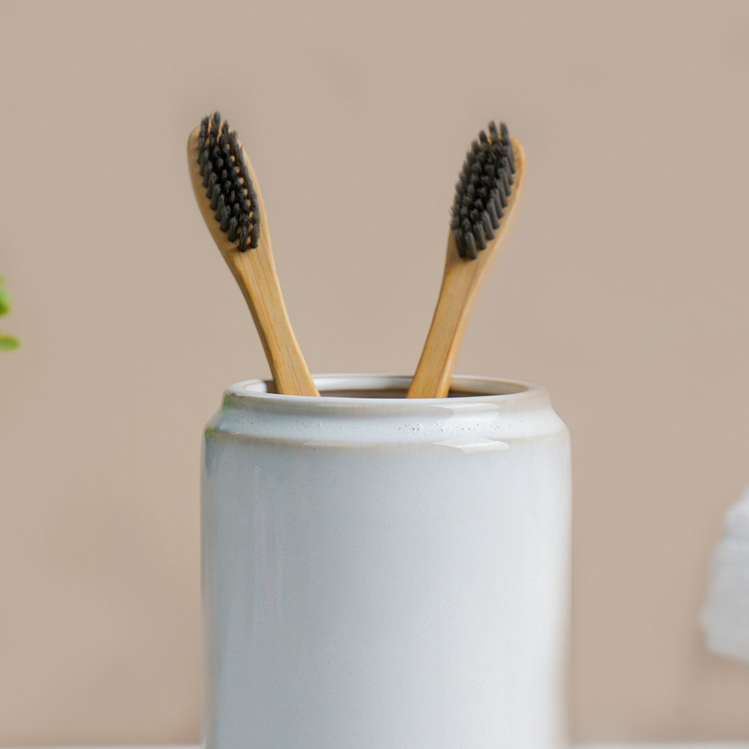 VON CASA Fine-Lined Ceramic Tooth Brush Holder (White)