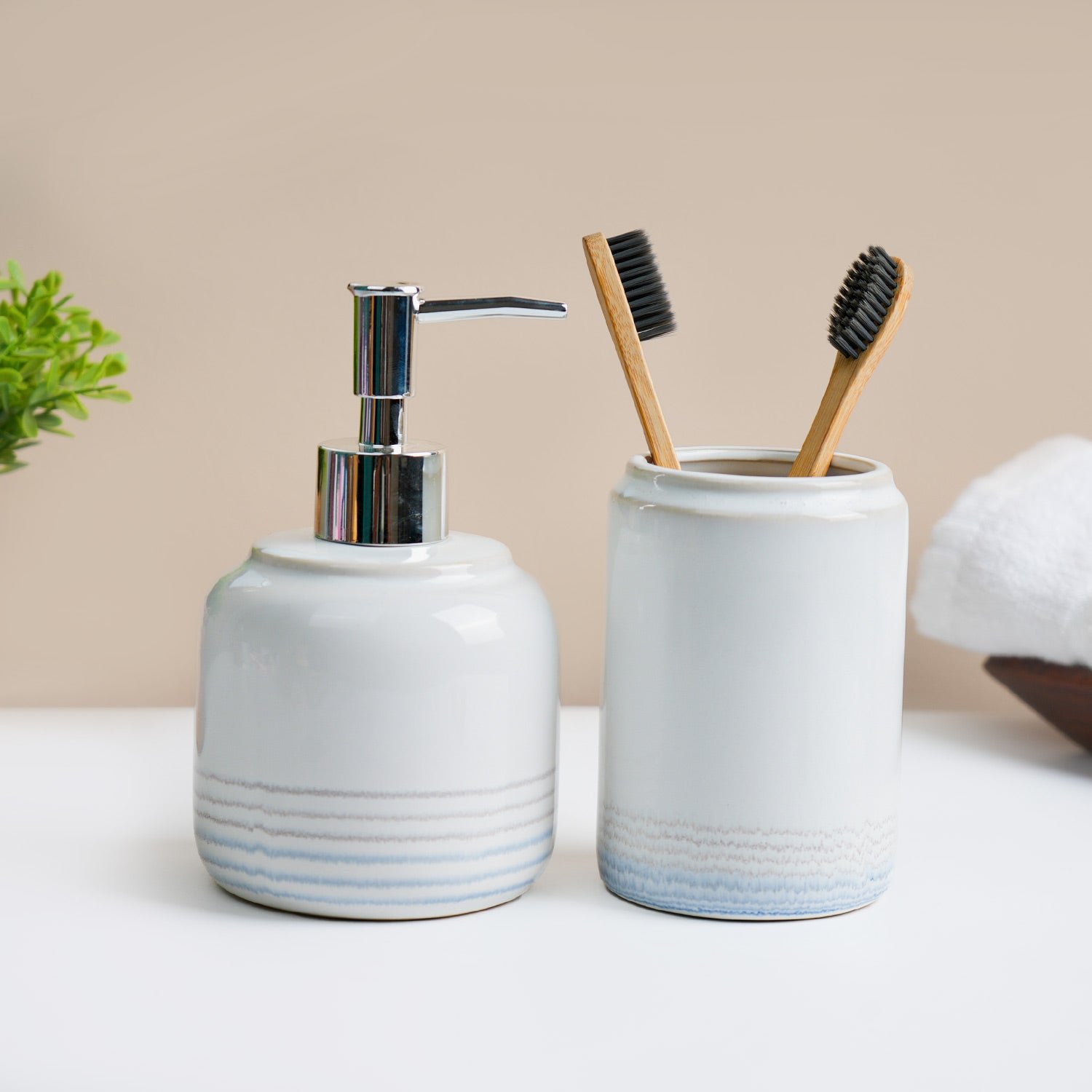 VON CASA Fine-Lined White Ceramic Bathroom Set (Set Of 2)