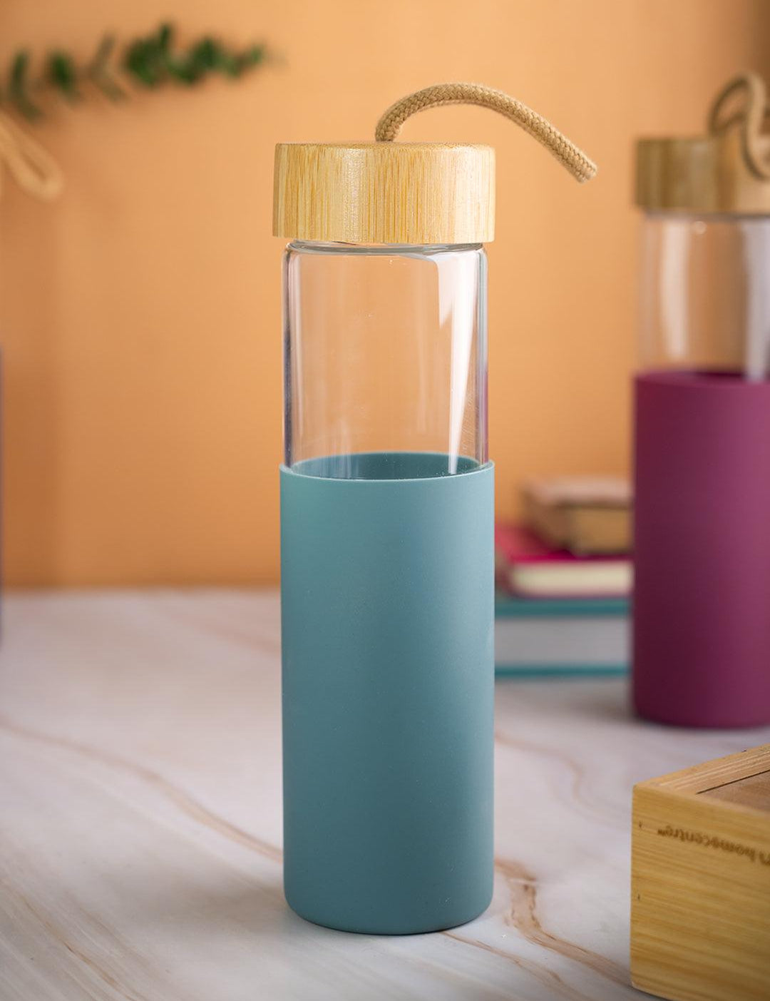 Borosilicate Glass Bottle with Cyan Silicone Sleeve - 550Ml - MARKET 99