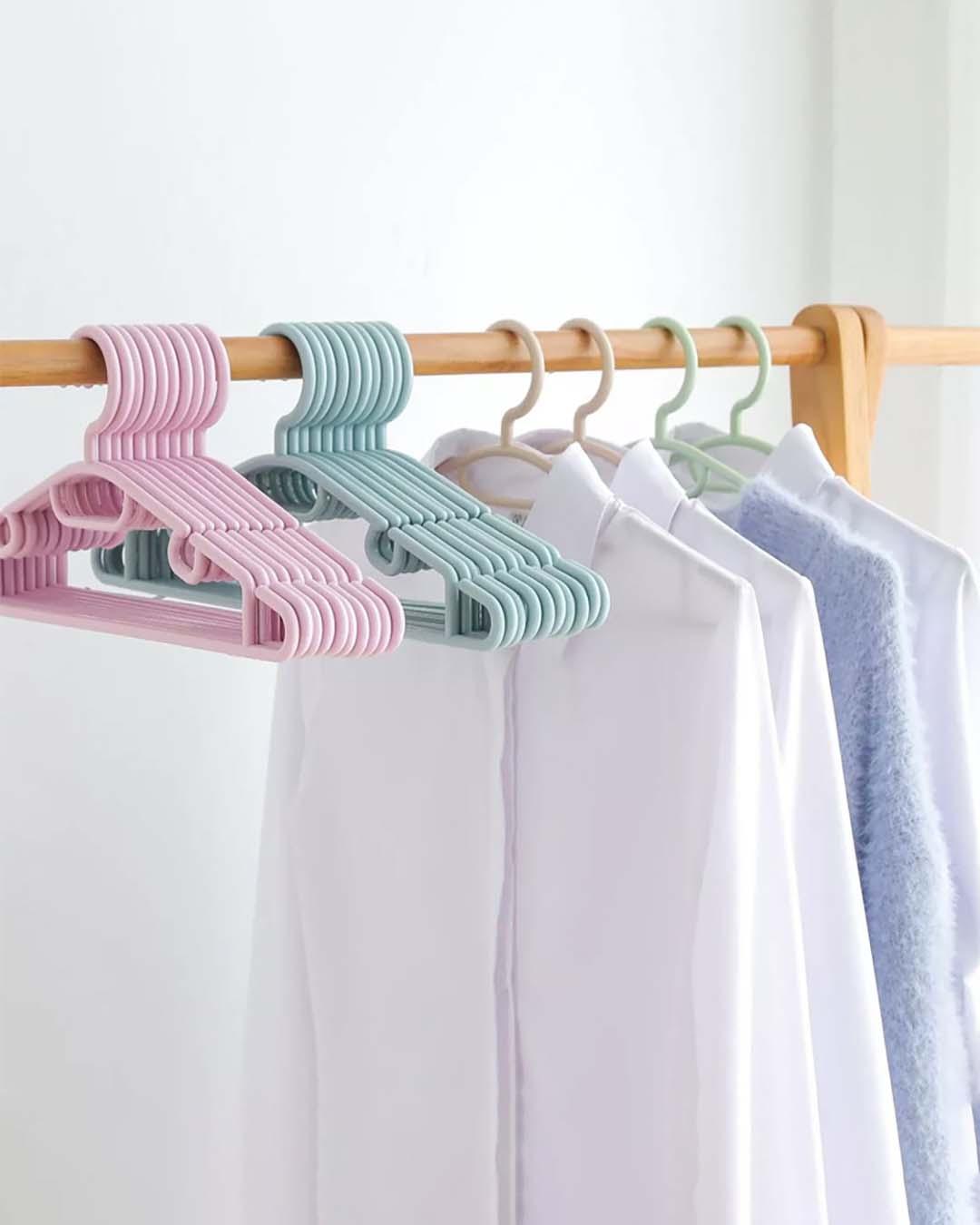 Plastic, Cloth Hanger Set Of 4 Pcs, Plain, Glossy : Finish, Multicolor